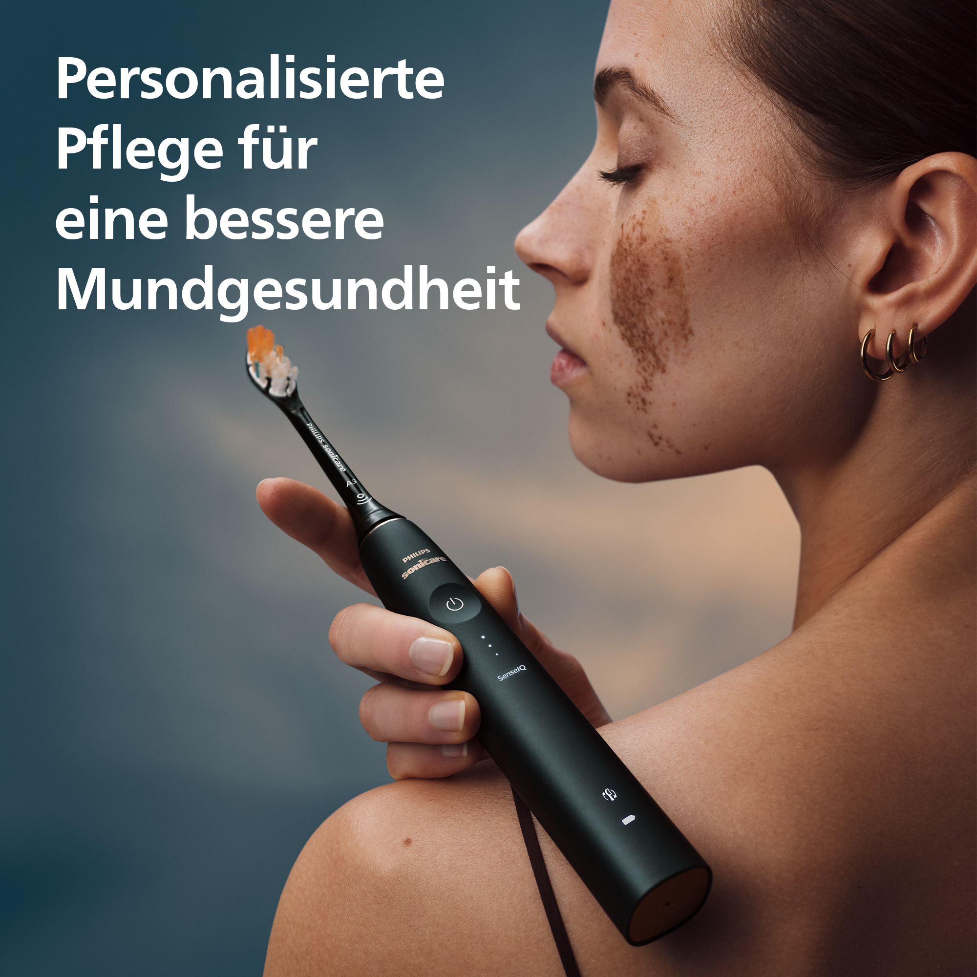 Eine Frau hält eine schwarze Zahnbürste. Text: 'Personalisierte Pflege für bessere Mundgesundheit'. Hintergrund ist ein Farbverlauf.