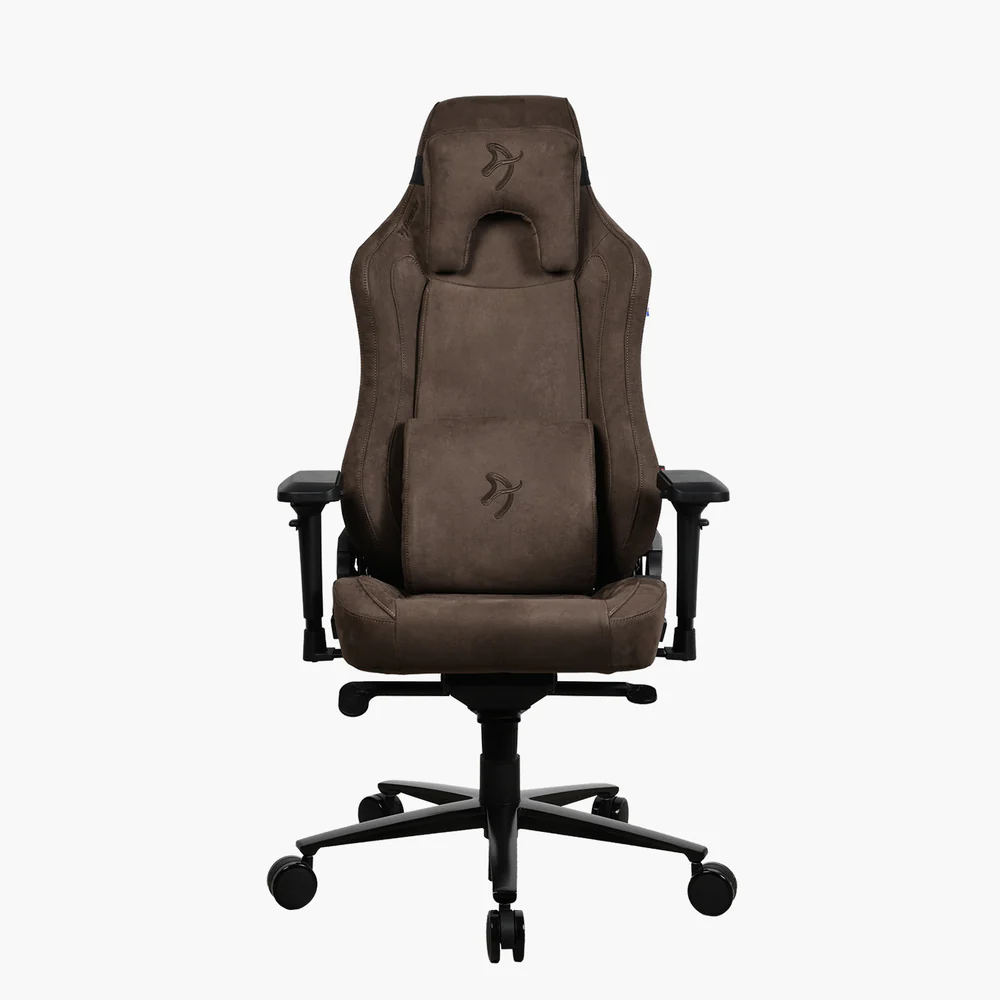 Barna gamer szék, elölnézetben, fehér háttérrel. Jellemzői közé tartozik a fejtámla, deréktámasz, kartámaszok és egy ötágú csillag lábazat.