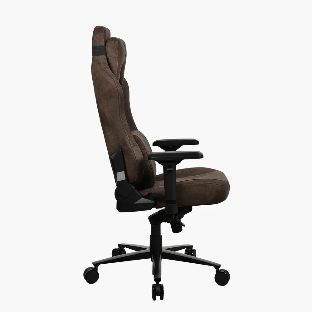 Barna gamer szék, profilból, magas háttámlával, kartámaszokkal és öt kerékkel, fehér háttérrel.