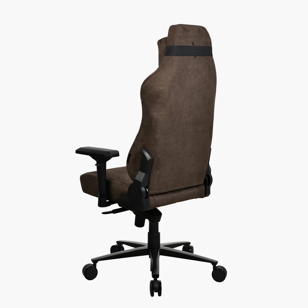 Egy barna gamer szék, hátulról. Fekete karfái és fekete kerekes talpa van. A háttér fehér.