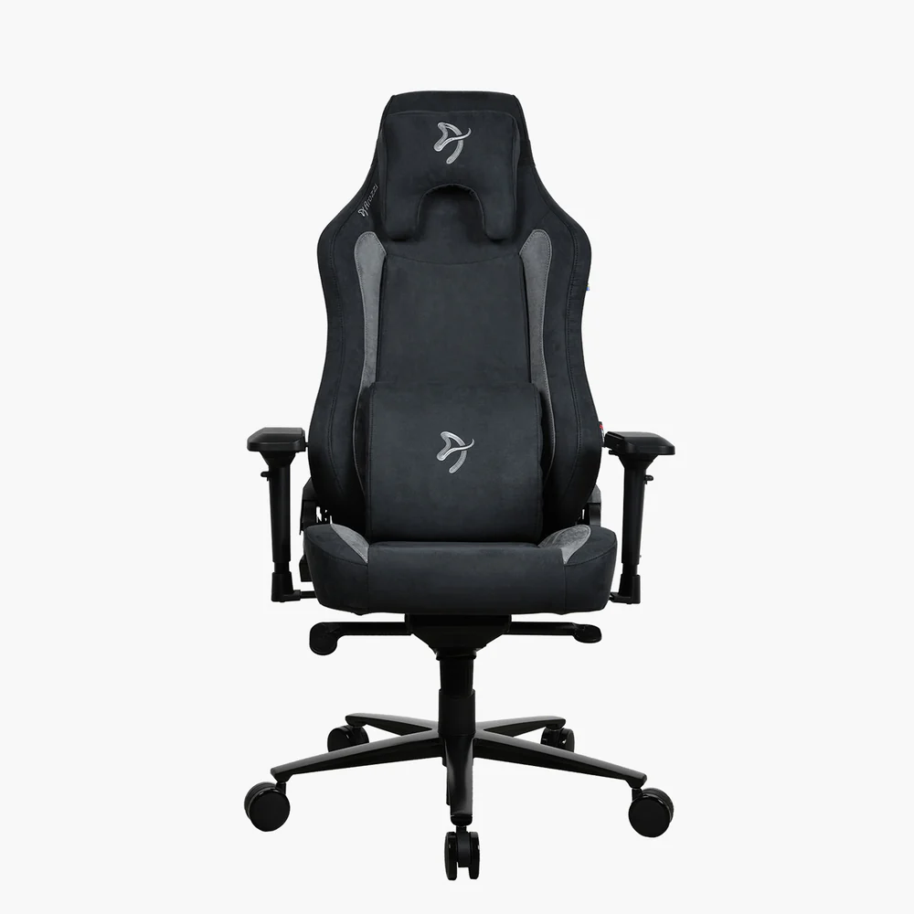Egy fekete és szürke gamer szék. Fejtámlája, deréktámasza, kartámaszai és egy ötszögletű talpa van kerekekkel.
