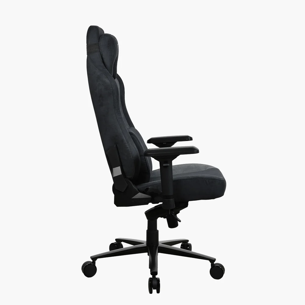 Egy fekete gamer szék fehér háttérben. Magas háttámlája, karfái, és ötágú csillag alakú kerekei vannak.