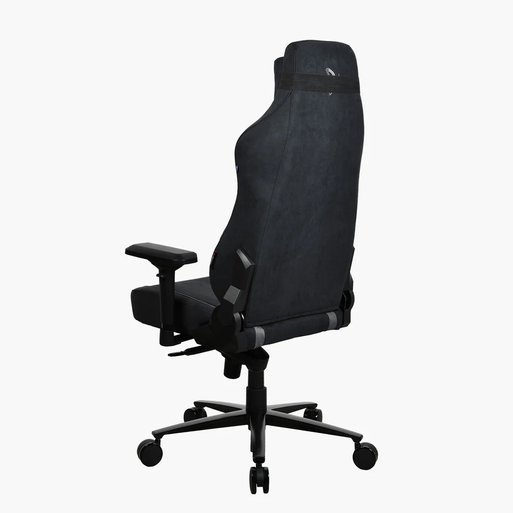 Egy fekete gamer szék hátulról és oldalról látható, fehér háttérrel. Kerekekkel, kartámaszokkal és magas háttámlával rendelkezik.