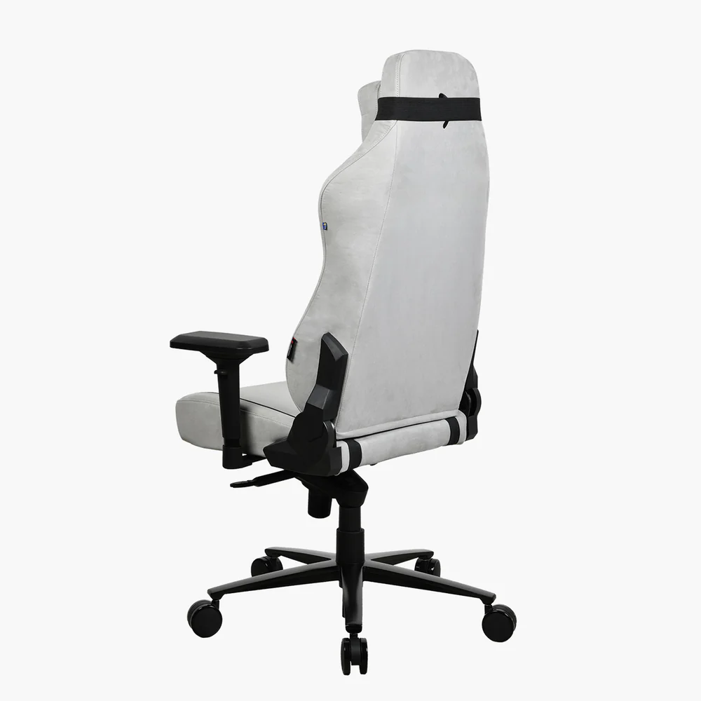 Egy szürke-fekete gamer szék hátulról és oldalról látható, fehér háttérrel. Karfa és fejtámla van rajta.