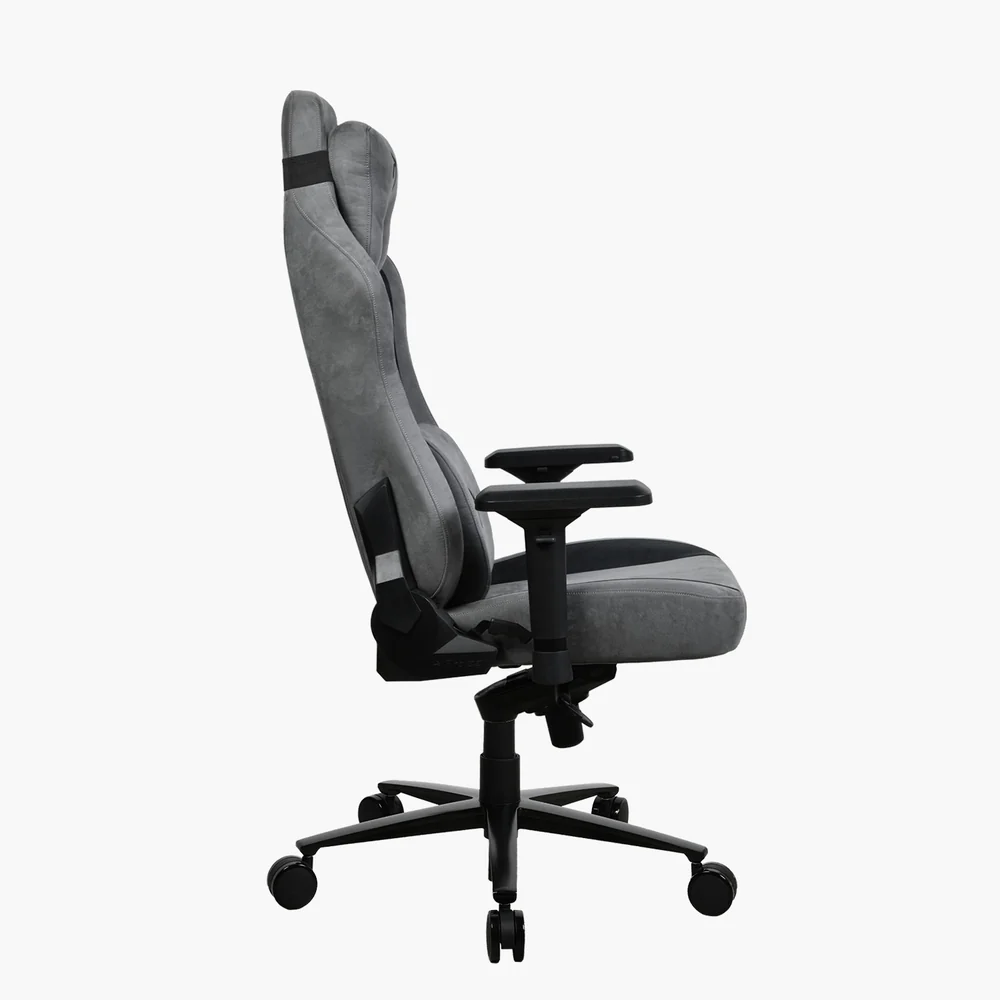 Szürke gamer szék fekete díszítéssel. Karfával, magas háttámlával és öt kerekes talppal rendelkezik.
