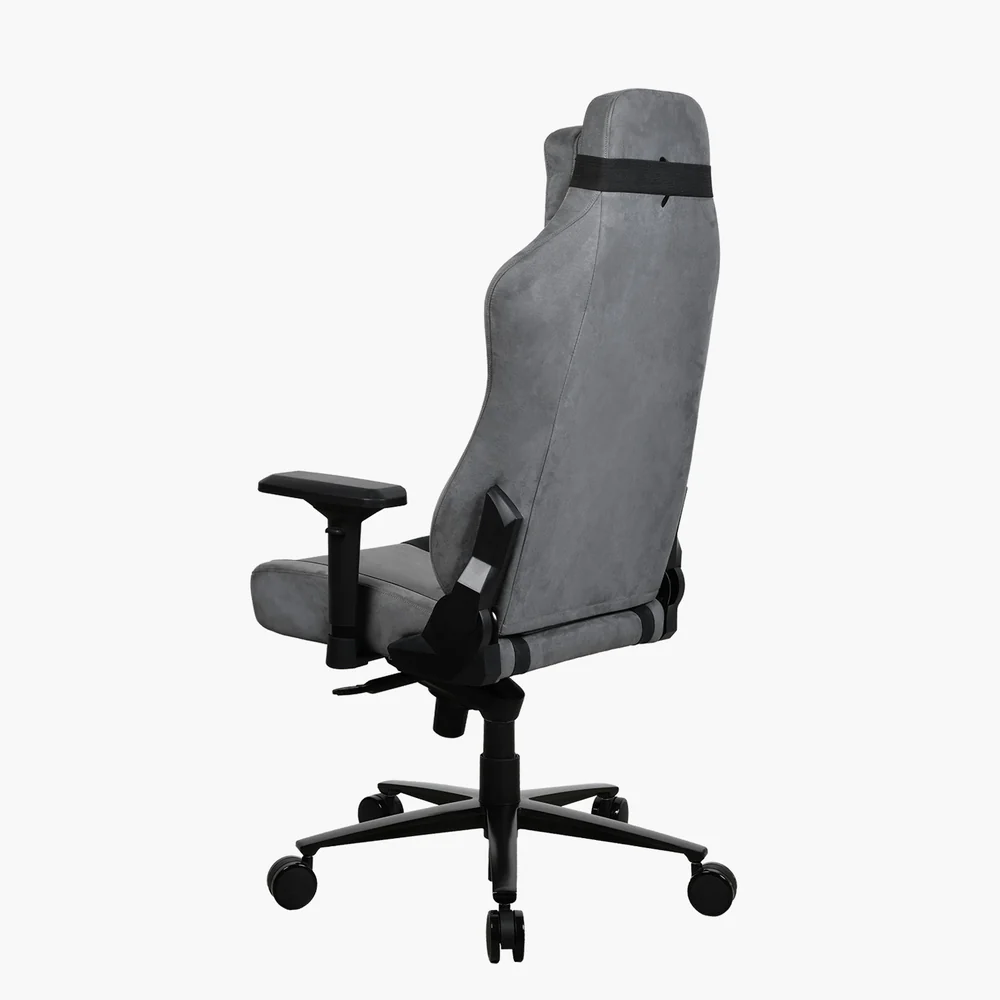 Egy szürke gaming szék fekete díszítéssel, hátulról látható fehér háttér előtt.