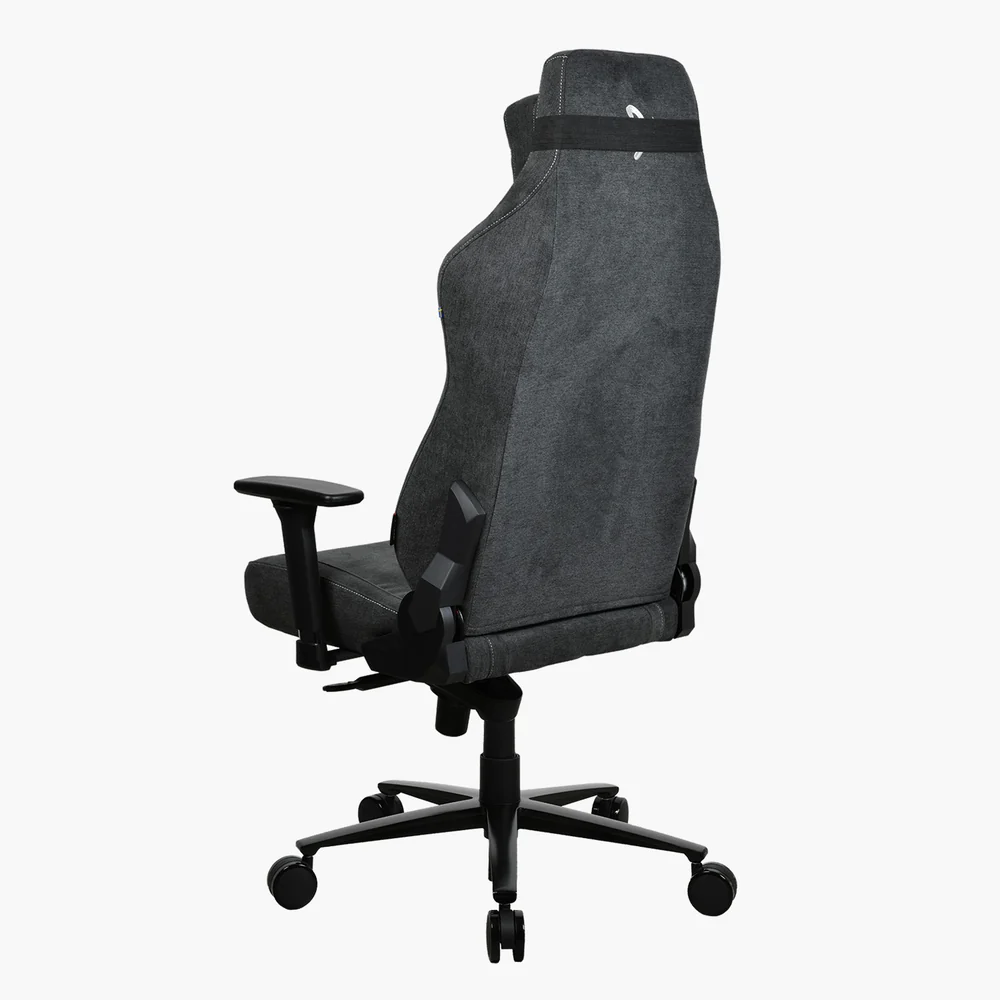 Szürke gamer szék magas háttámlával, karfákkal és fekete talppal, kerekekkel. A szék fehér háttéren látható.
