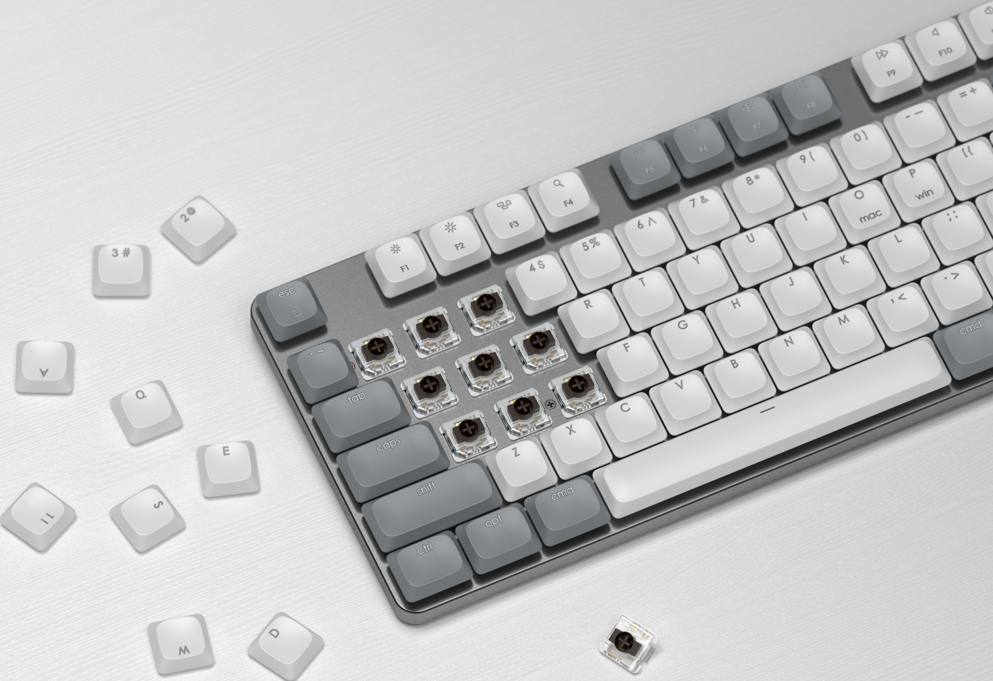 Zerlegte Tastatur mit verstreuten Tasten. Einige Tasten sind abgenommen, Schalter sind sichtbar. Graue und weiße Tasten.