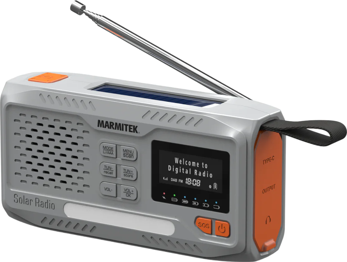 Une radio solaire grise et orange avec antenne déployée. Elle a un écran affichant 'Welcome to Digital Radio'. Boutons et ports sont visibles.