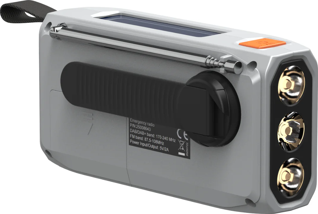 Une radio de secours grise avec une poignée, une antenne, un panneau solaire et trois lumières vives. Elle a une poignée noire et un bouton orange.
