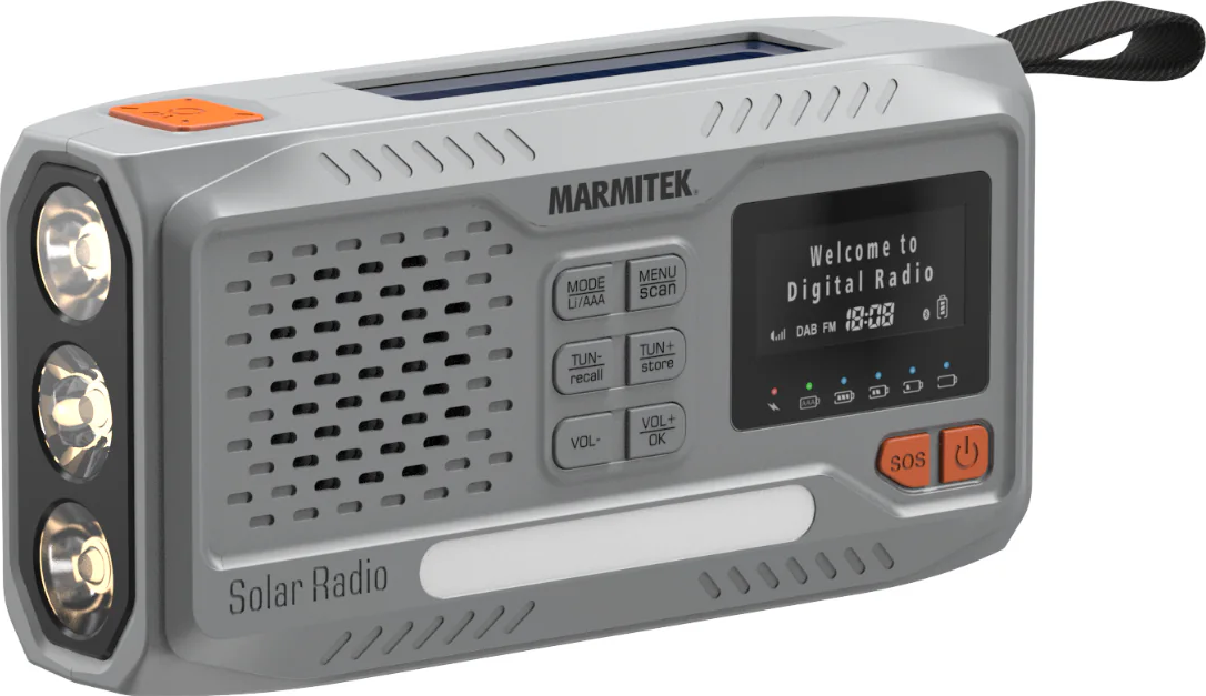 Une radio solaire grise avec un écran affichant des informations radio numériques. Elle possède une lampe de poche et des boutons de commande.