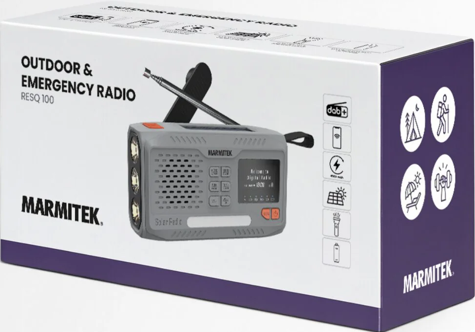 Radio d'urgence extérieure grise en boîte. Comprend une lampe de poche, un panneau solaire et des icônes. La marque est Marmitek.
