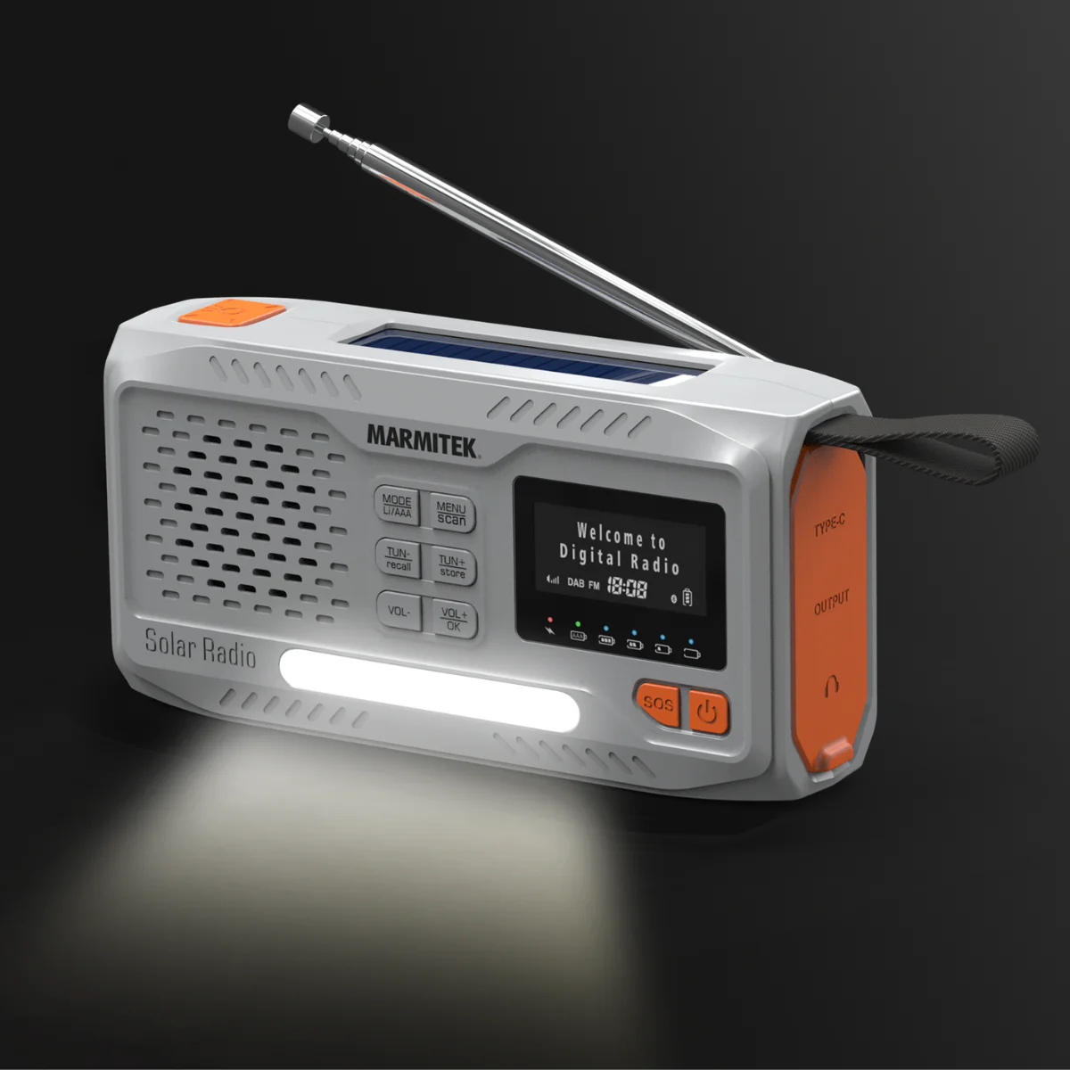 Une radio solaire blanche et orange avec antenne, écran 'Digital Radio' et lumière intégrée, sur fond noir.