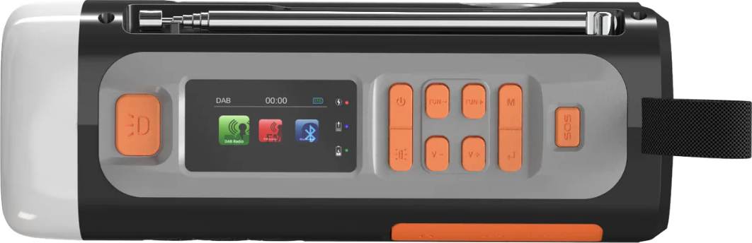 Une radio noire et grise avec des boutons orange et un écran. Elle a une poignée et une antenne rétractable.