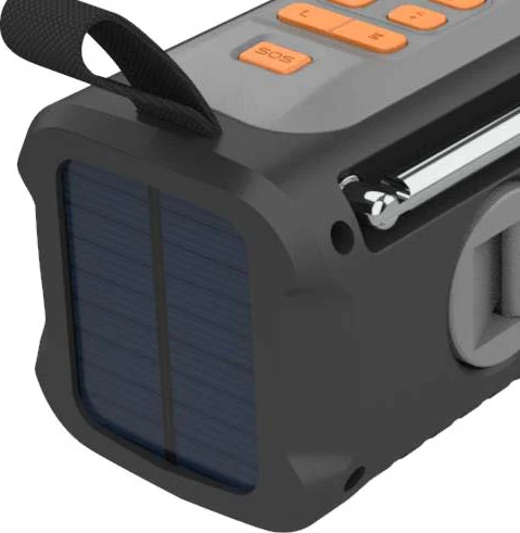 Une radio d'urgence noire et grise avec des boutons orange et un panneau solaire. Elle a une poignée et une antenne.