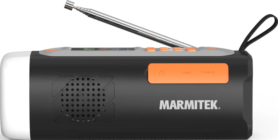 Une radio noire et grise avec une antenne. Elle a des boutons orange et une poignée. La marque Marmitek est visible.