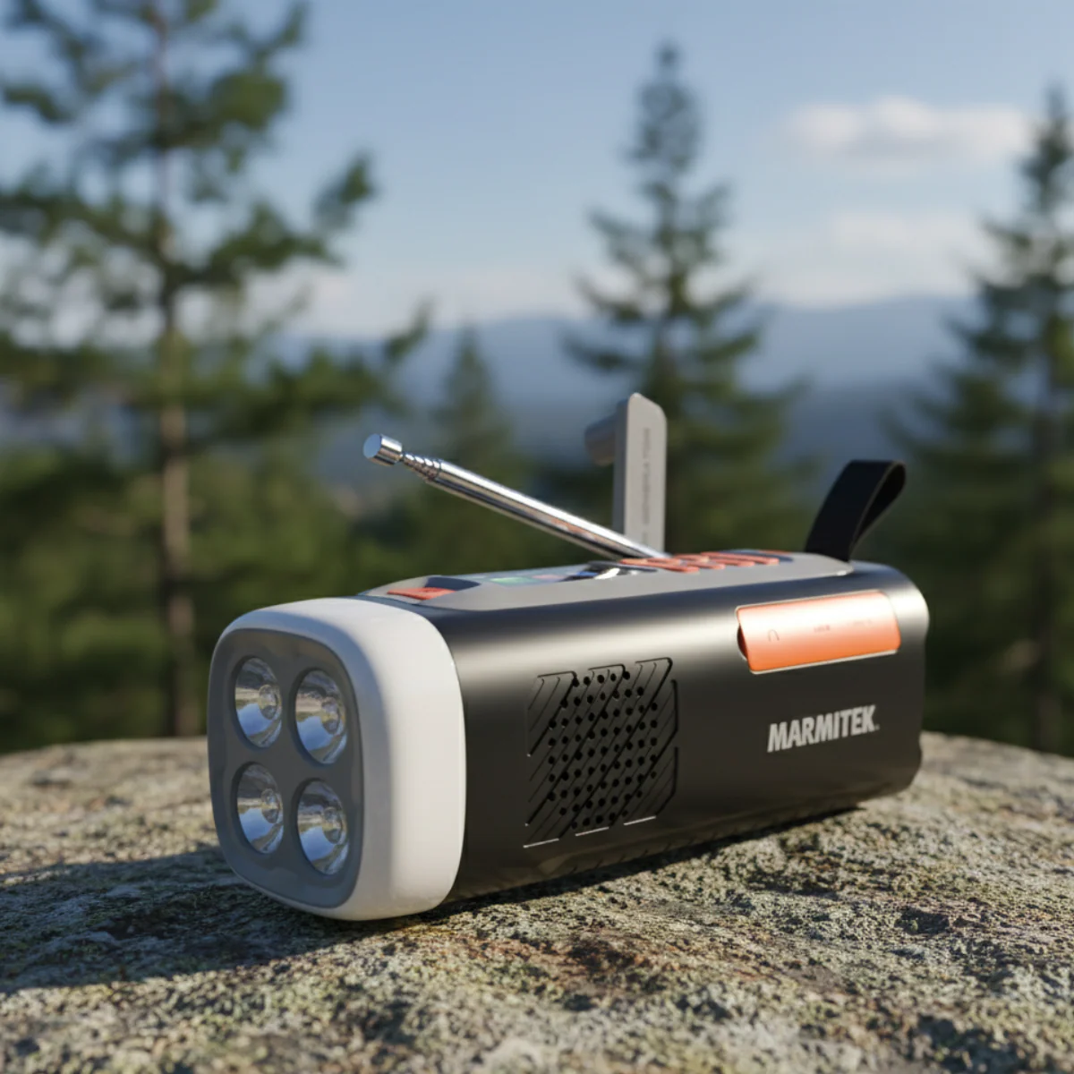 Radio noire et blanche avec des touches orange, quatre lumières et une antenne. Elle est posée sur un rocher, avec des arbres et le ciel en arrière-plan.
