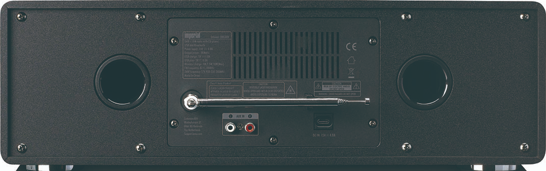 L'arrière d'une radio noire avec des ports, une antenne, des évents et des étiquettes. Les haut-parleurs sont visibles des deux côtés.