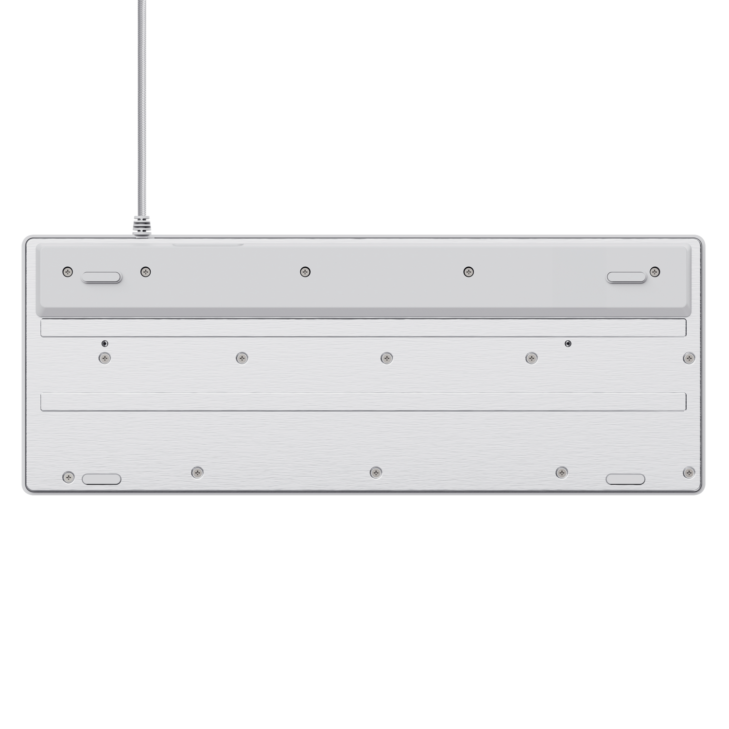 La parte inferior de un teclado blanco con acabado de metal cepillado plateado. Un cable blanco se extiende desde la parte superior. Fondo gris.