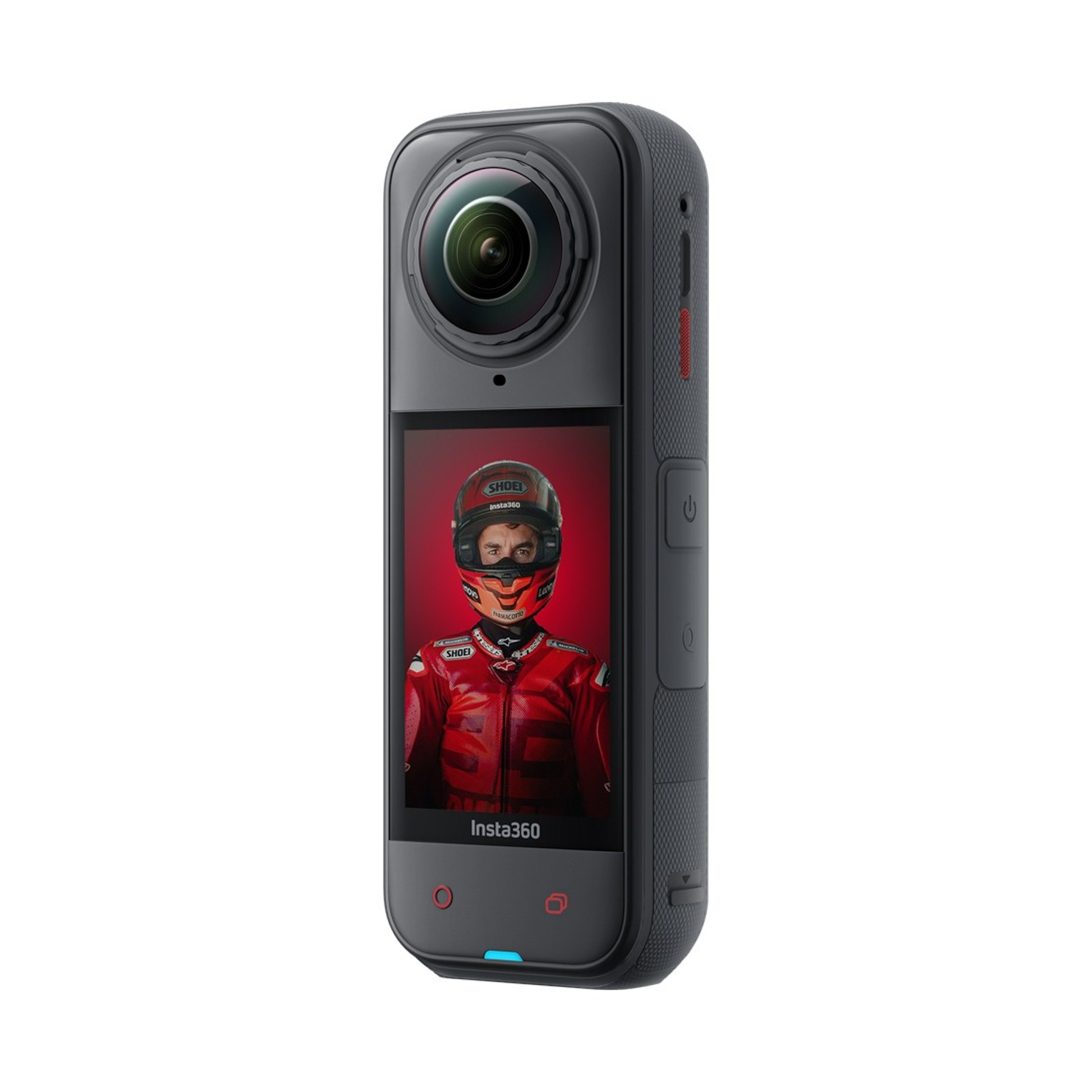 Una fotocamera Insta360 nera mostra un corridore con tuta e casco rossi. La fotocamera ha lente, schermo e pulsanti.