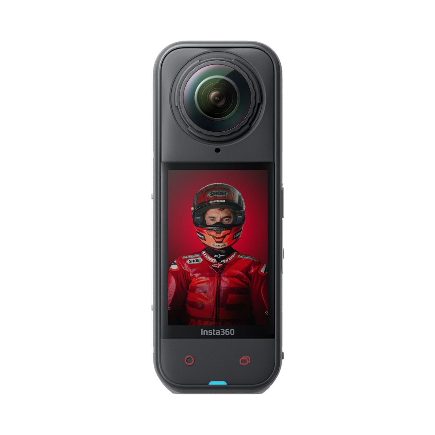 Una fotocamera Insta360 che mostra un motociclista con equipaggiamento da corsa rosso. La fotocamera ha un obiettivo in alto e uno schermo con il pilota.
