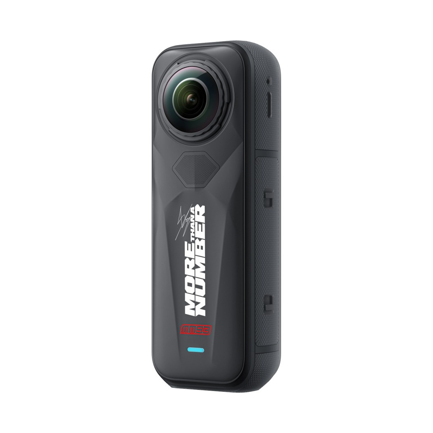Una action camera nera con un obiettivo prominente. La fotocamera ha la scritta 'MORE THAN NUMBER' in bianco e rosso.
