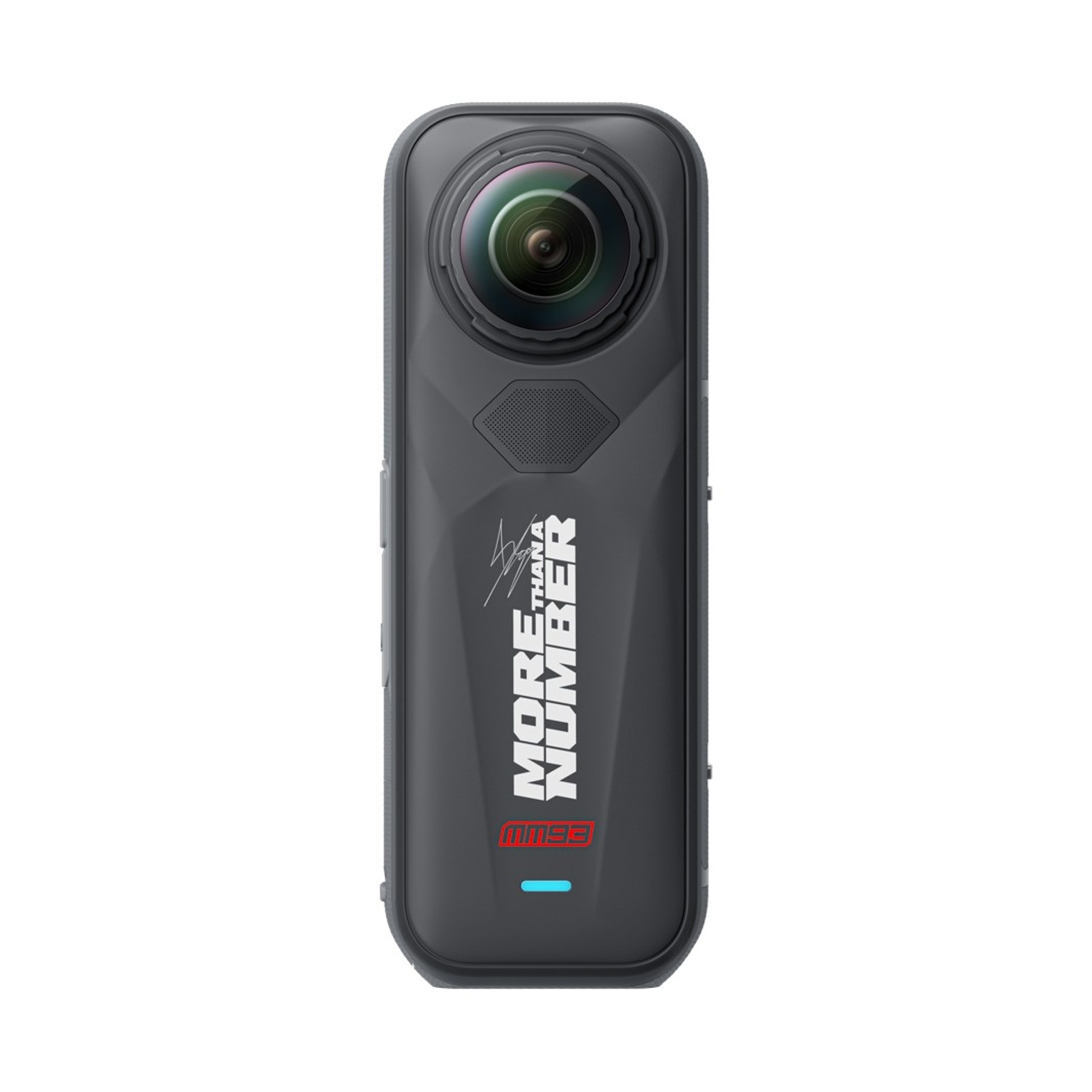 Una fotocamera 360 nera è visualizzata su sfondo bianco. Ha un obiettivo rotondo in alto e la scritta "MORE than a NUMBER".