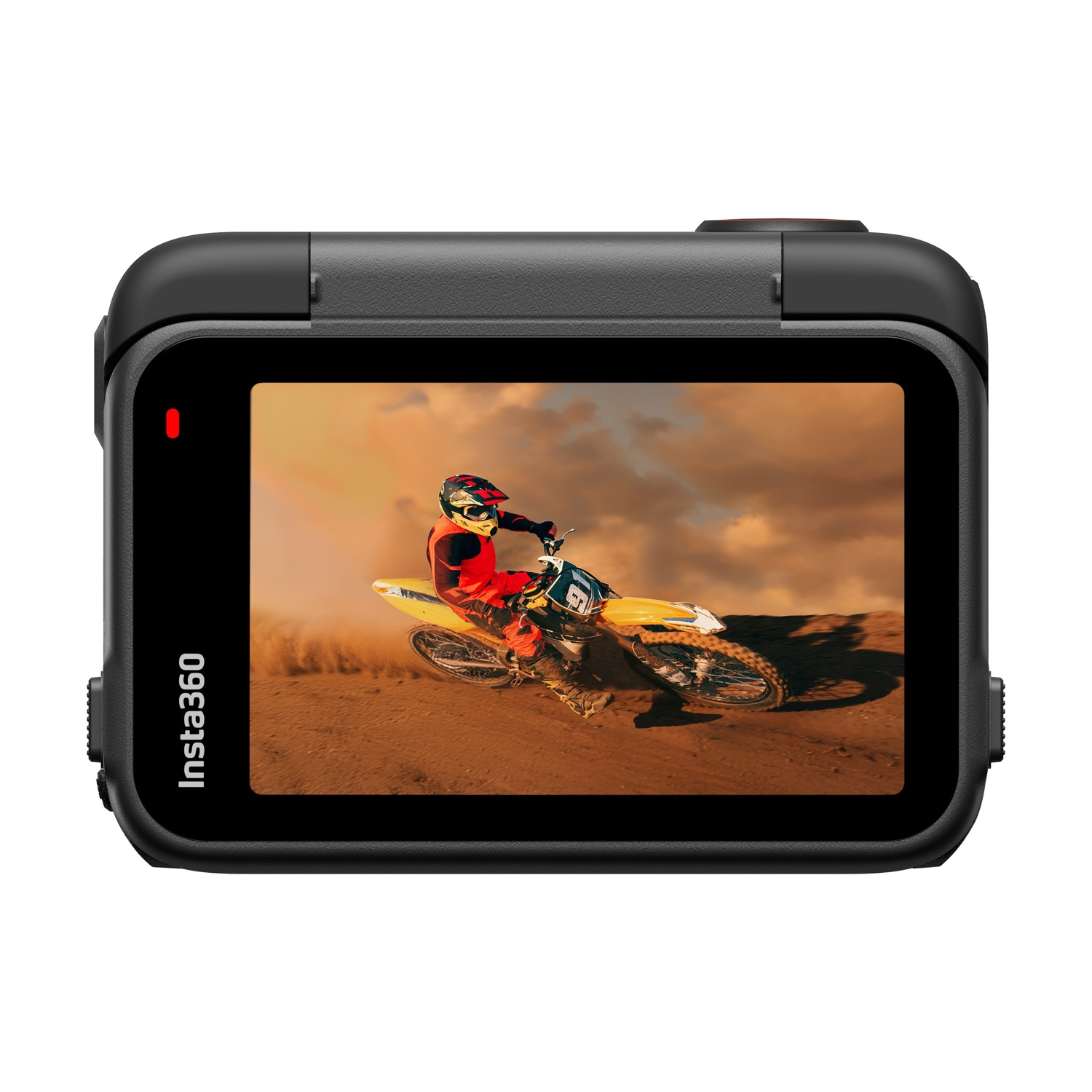 La fotocamera mostra un pilota di motocross su una moto gialla in azione, sollevando polvere. La fotocamera è nera con il logo Insta360.
