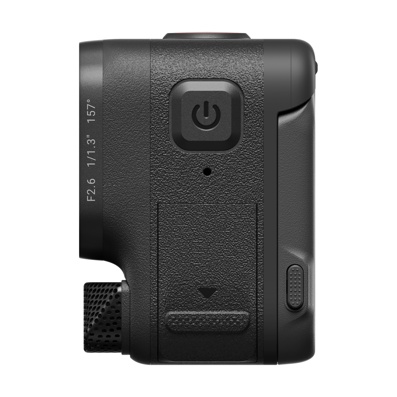 Una action cam nera è mostrata di lato. Ha un pulsante di accensione, un piccolo pulsante e un obiettivo con specifiche stampate.