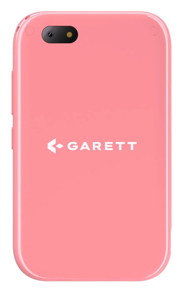 Widok z tyłu różowego smartfona. Czarny obiektyw aparatu i lampa błyskowa na górze. Logo "GARETT" jest nadrukowane na telefonie.