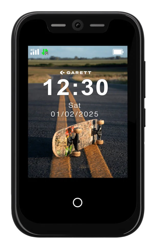 Czarny smartfon pokazuje deskorolkę na drodze z godziną 12:30. Data to 01/02/2025.