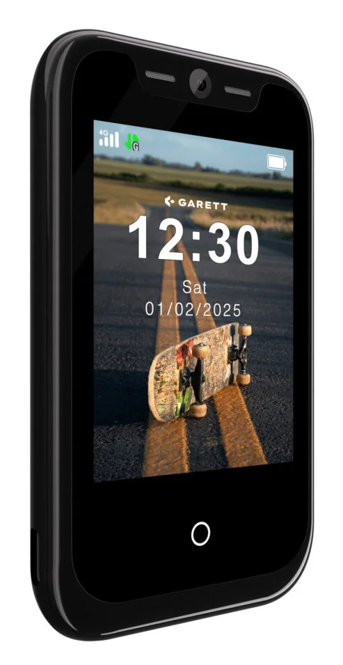Czarny smartfon z deskorolką na ekranie wyświetlający godzinę i datę na drodze.