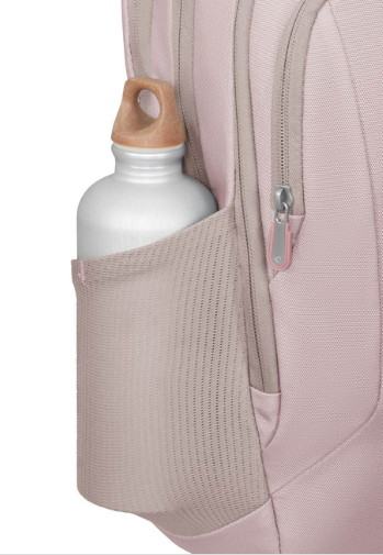 Różowy plecak z butelką wody w bocznej kieszeni. Butelka jest srebrna z drewnianą zakrętką. Widoczny jest również zamek błyskawiczny.