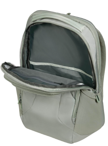 Otwarty szałwiowy zielony plecak. Główna komora jest otwarta, odsłaniając kieszenie. Widoczne są zamki błyskawiczne i szczegóły.