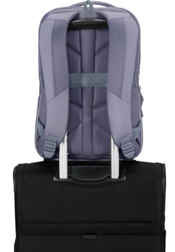 Szary plecak spoczywa na czarnej walizce. Plecak ma wyściełane paski i siatkowy tył. Walizka ma teleskopowy uchwyt.