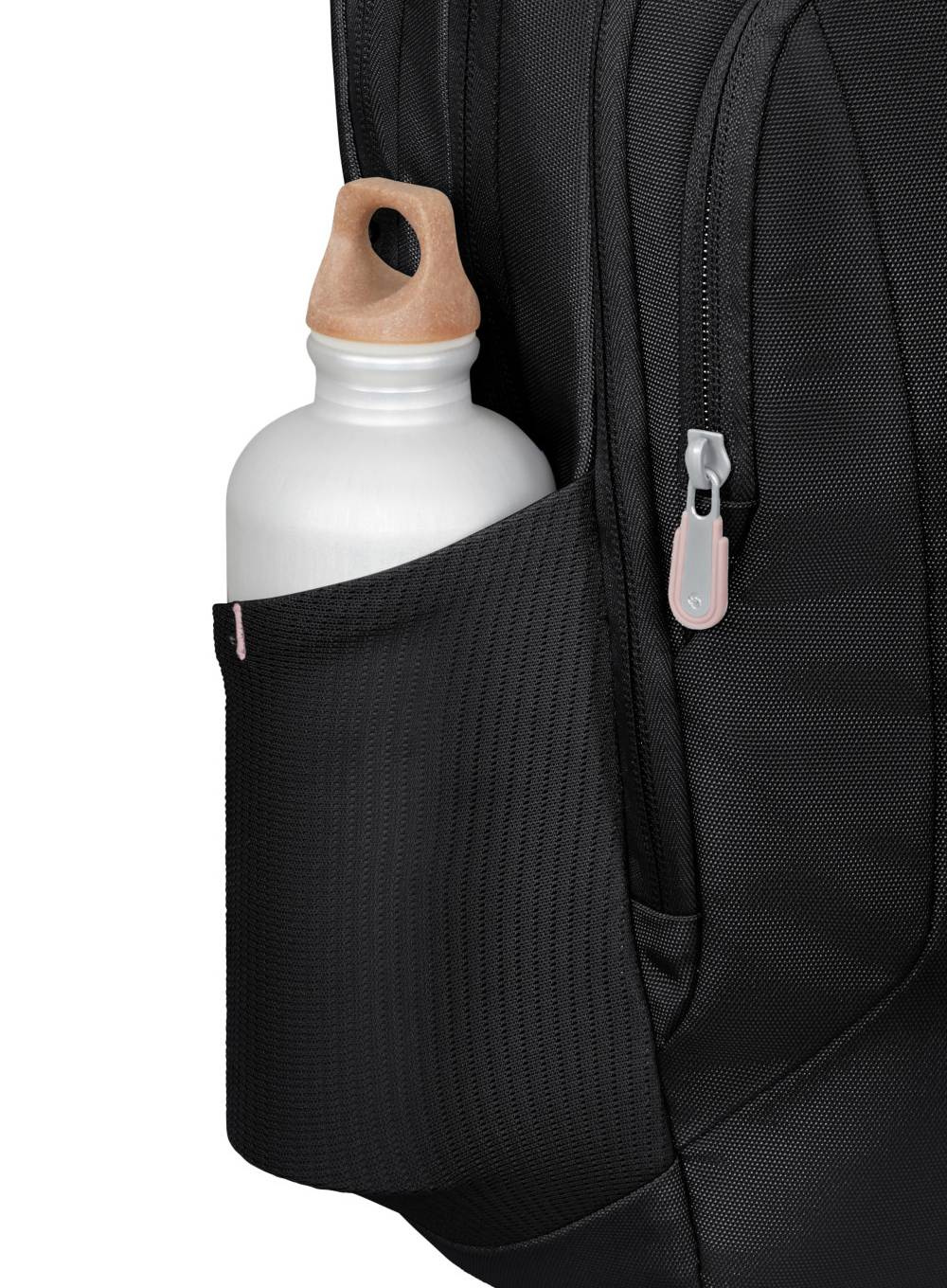 Czarny plecak z butelką wody w bocznej kieszeni. Butelka jest srebrna z brązową nakrętką. Widoczny jest również zamek błyskawiczny.