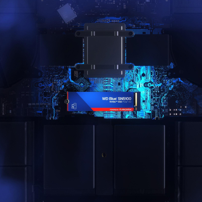 Podzespół komputera, WD Blue SN5100 SSD, jest podświetlony niebieskim światłem. Znajduje się na ciemnym tle z detalami płytki drukowanej.