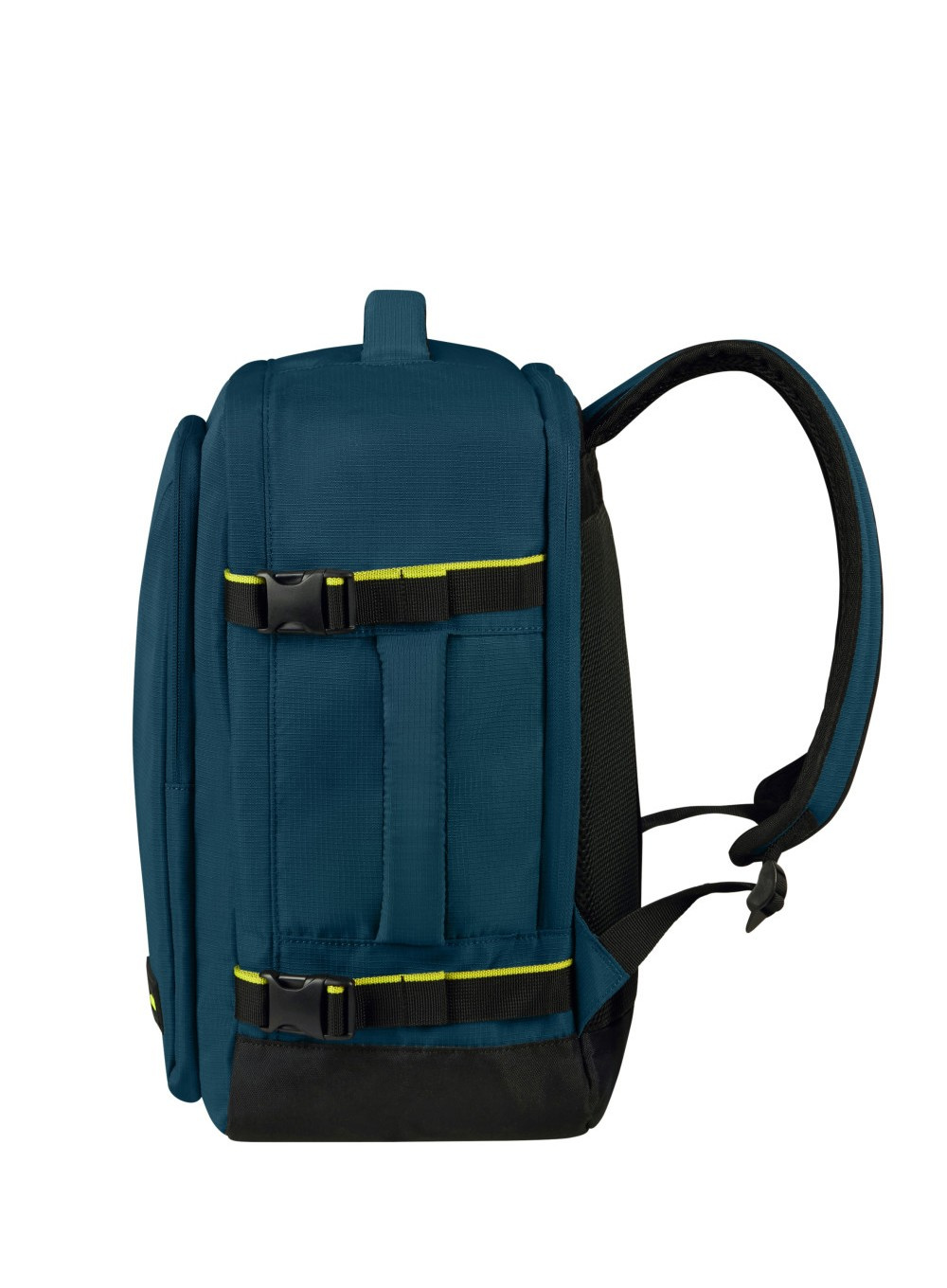 Turkusowy plecak z czarnymi paskami i klamrami. Żółte akcenty na paskach. Czarny tył i uchwyt. Białe tło.