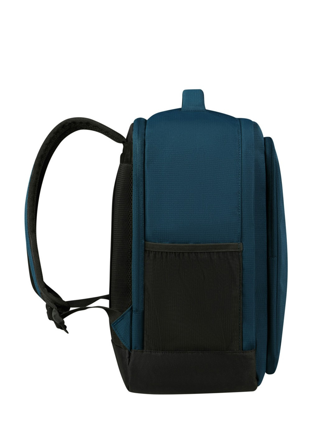 Niebiesko-czarny plecak pokazany z profilu. Torba ma zakrzywiony uchwyt, siatkowy tył i kieszeń z boku.