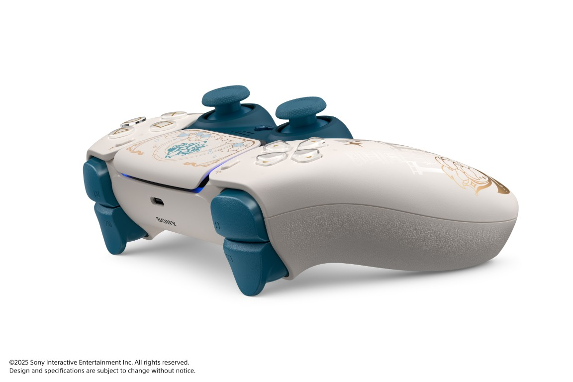 Biało-turkusowy kontroler PlayStation 5 na białym tle. Ma złote akcenty i logo Sony.