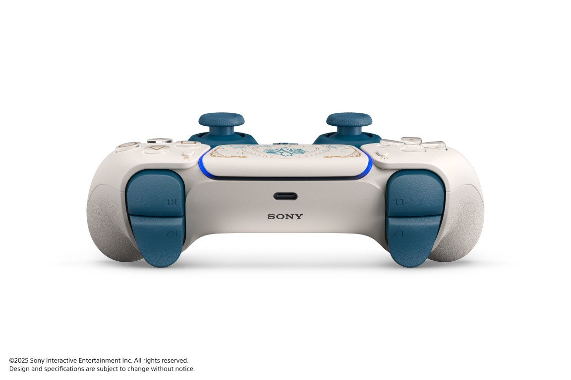 Pokazano biało-niebieski kontroler PlayStation 5. Ma niebieskie drążki, spusty i akcenty. Widoczne jest logo Sony.