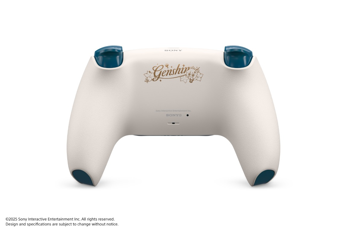 Biały kontroler Playstation z niebieskimi akcentami i logo Genshin. Na górze znajduje się logo Sony.