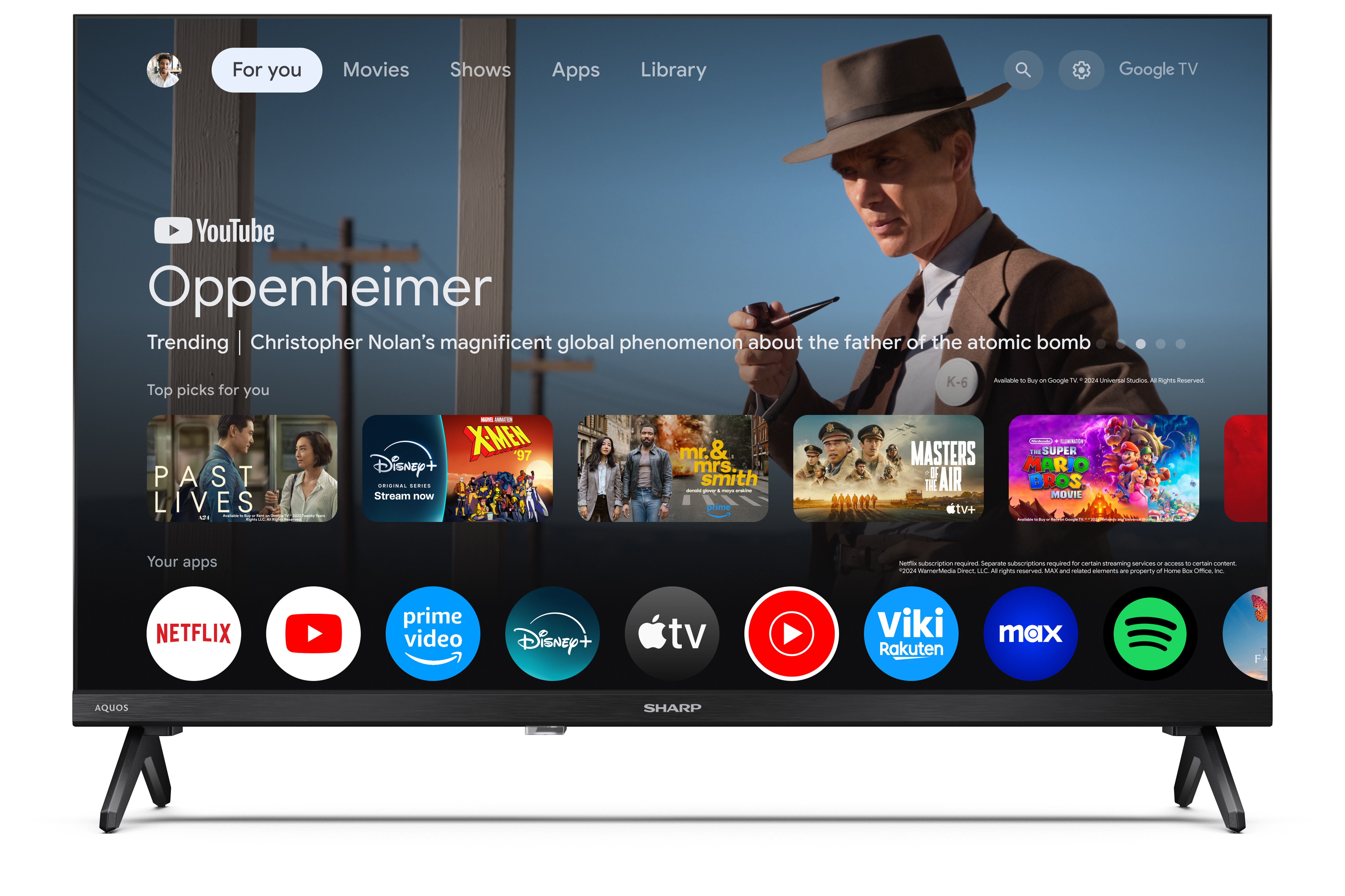 Egy TV képernyő a Google TV felületét mutatja. Kiemelt a Oppenheimer, olyan alkalmazás ikonokkal, mint a Netflix és a YouTube.