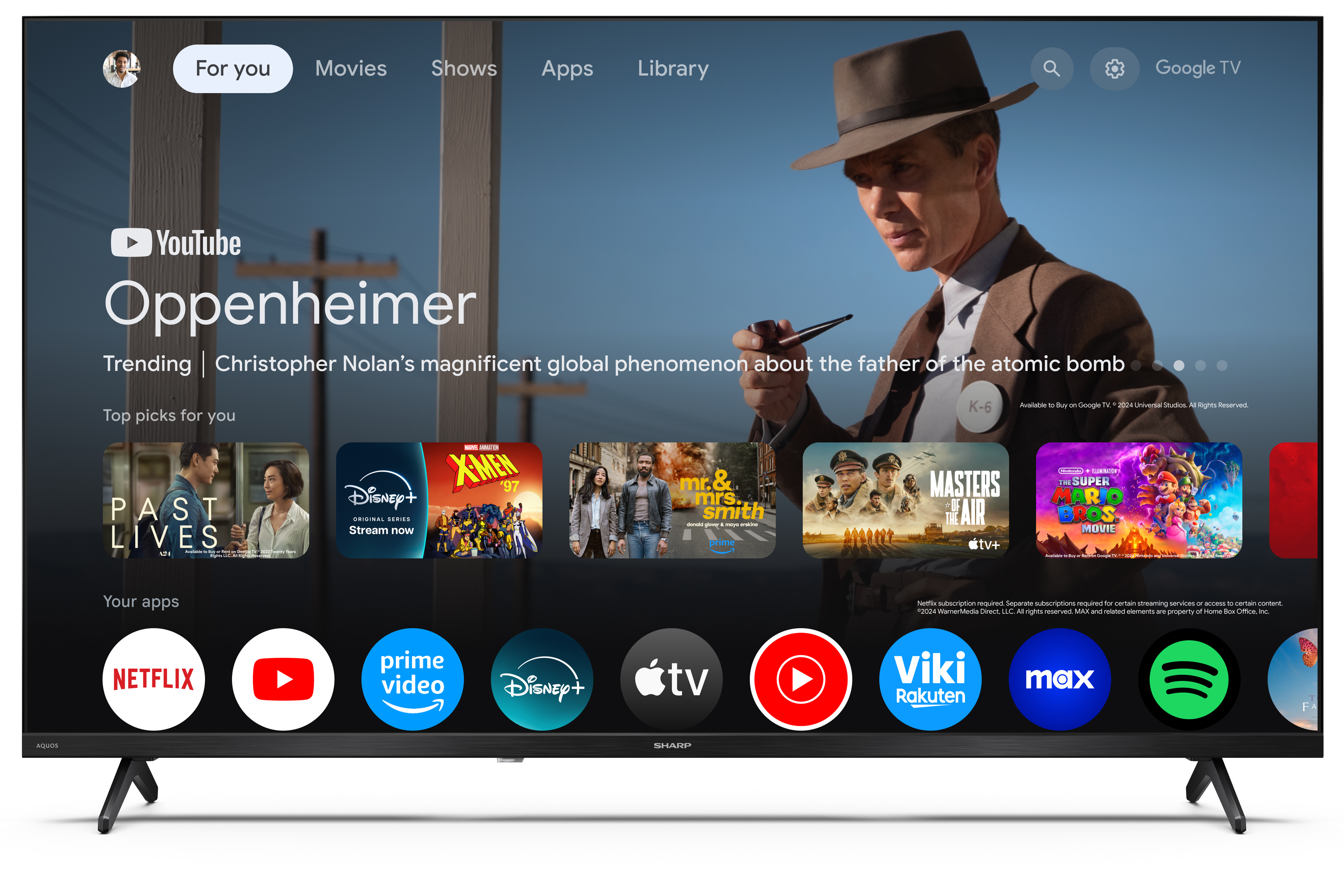 Egy TV képernyőn film ajánlás látható. Egy kalapos férfi pipát tart. Különböző alkalmazás logók láthatók.