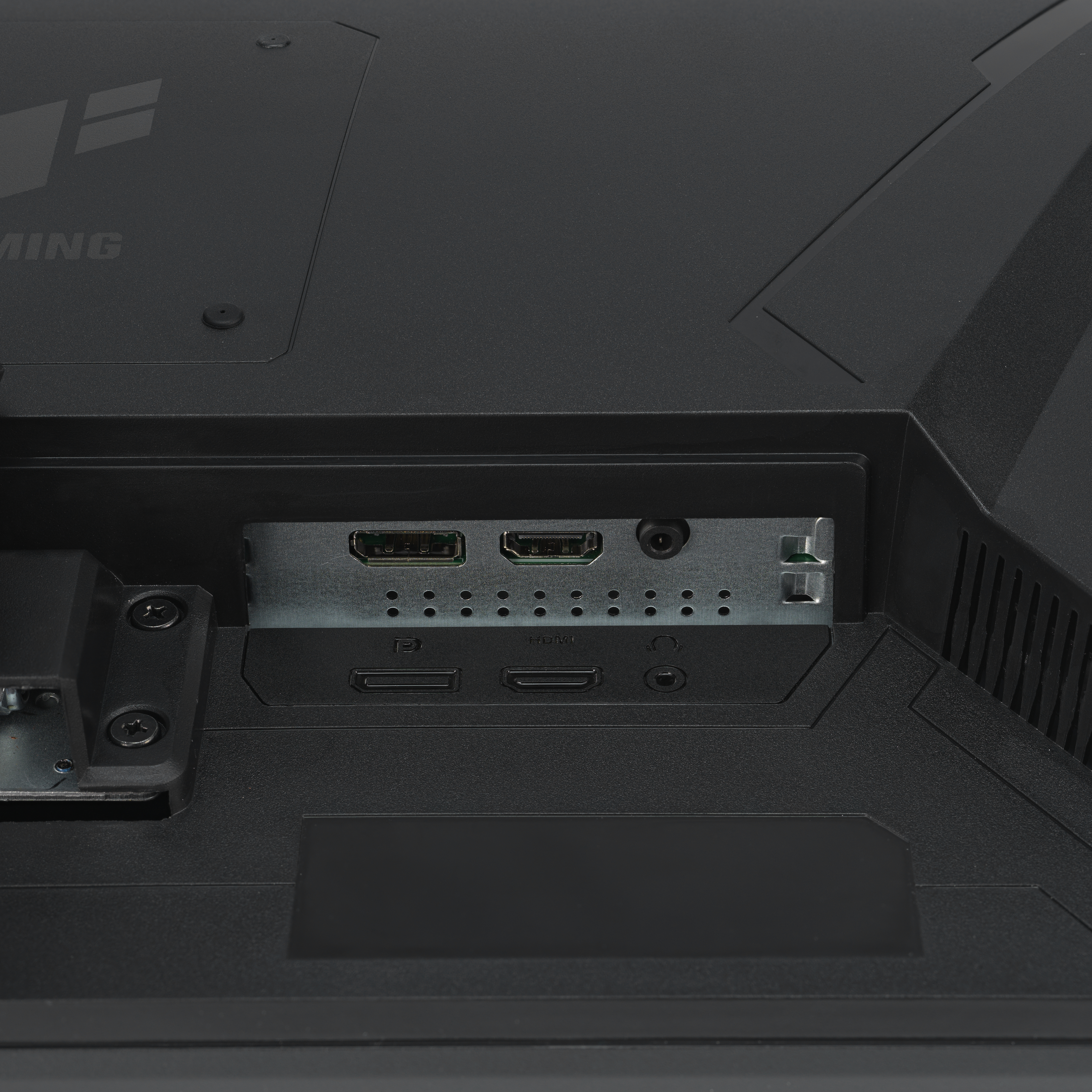 Zbliżenie tylnej części czarnego monitora komputera z widocznymi portami i logo marki. Obecne są porty HDMI, audio i zasilania.
