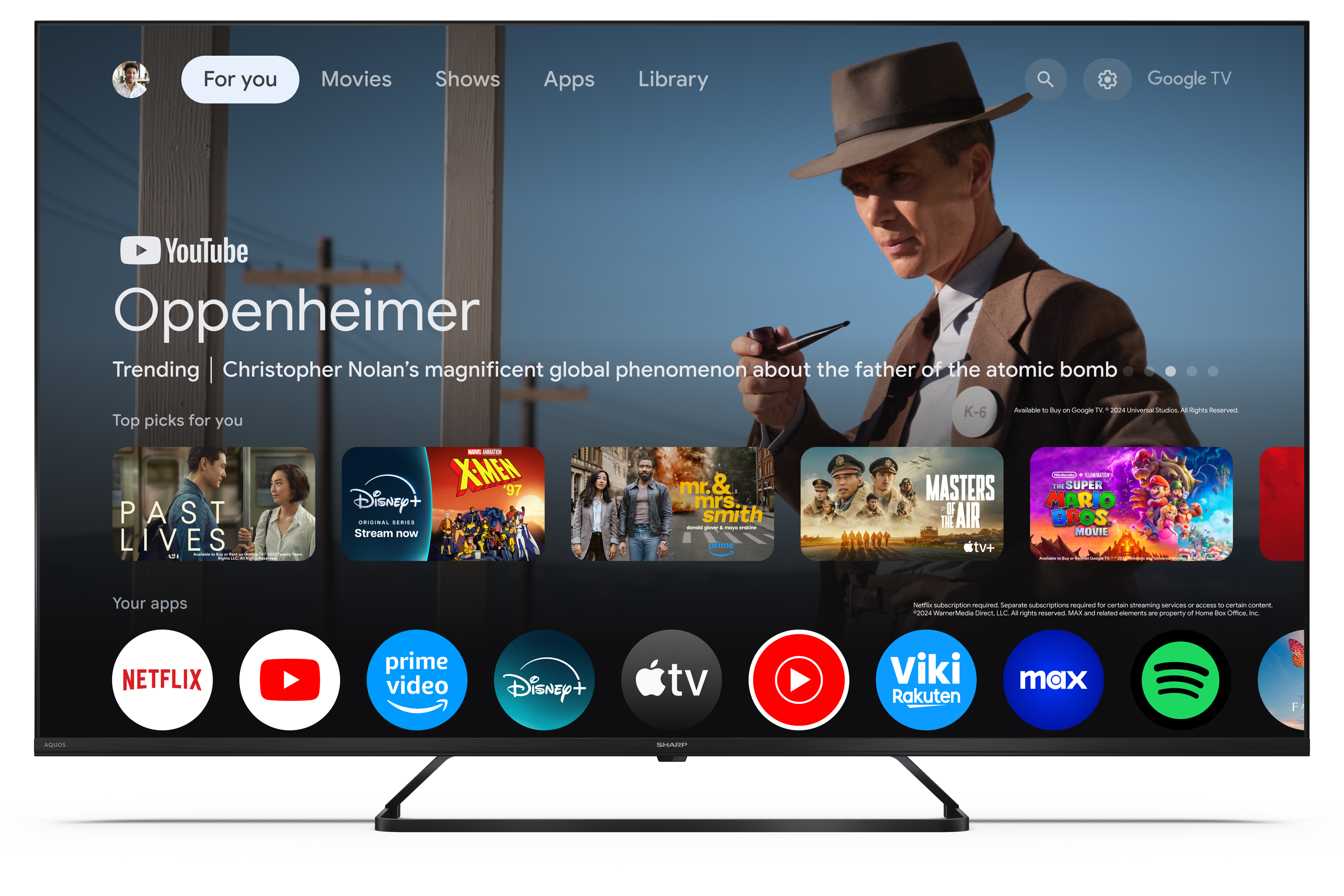 A TV képernyőjén a YouTube, az Oppenheimer film és olyan alkalmazásikonok láthatók, mint a Netflix, a Disney+ és a Prime Video.