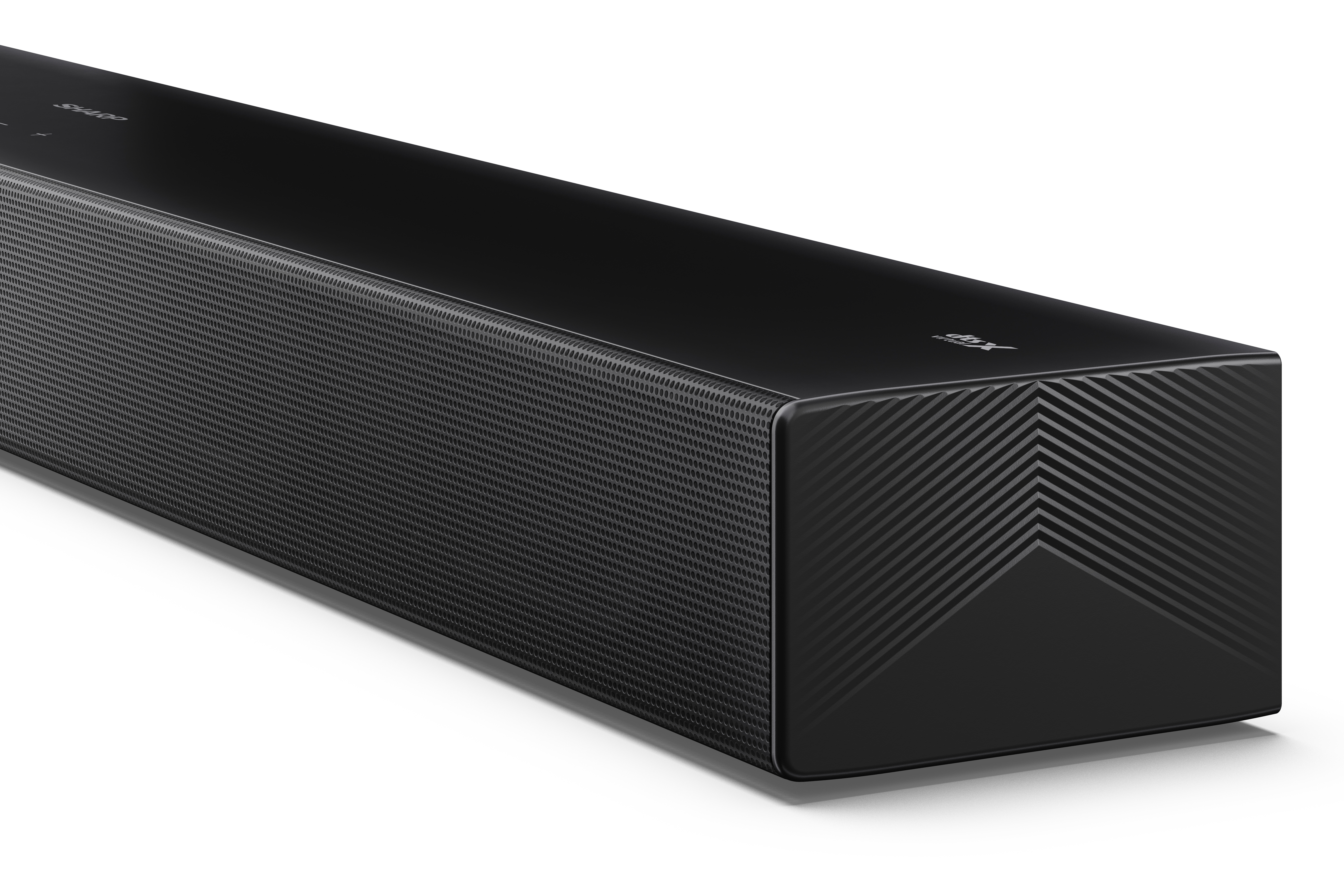 Egy fekete soundbar hálós előlappal. A vége átlós vonalakkal rendelkezik. A háttér fehér.