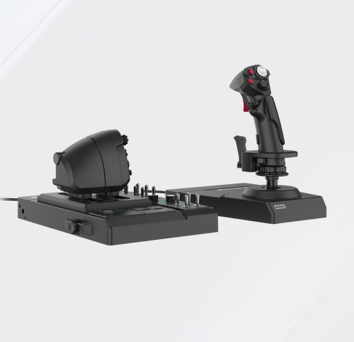 Siyah uçuş simülatörü kontrol seti, joystick ve gaz kolu ile. Joystick'in kırmızı düğmeleri var. Arka plan beyaz.