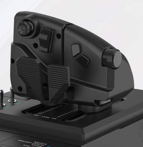 Çok sayıda düğme, anahtar ve pedalla donatılmış siyah bir uçuş kontrol joystick'i, sade bir arka plan üzerinde.