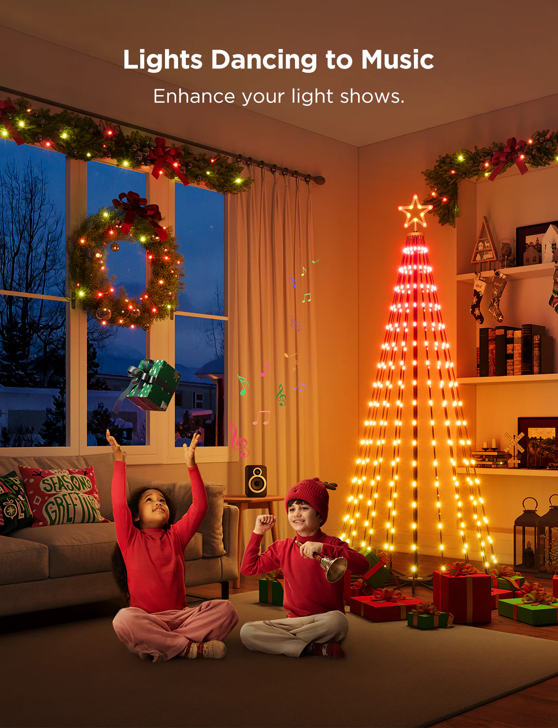 Zwei Kinder in Rot spielen mit Geschenken und einer Glocke. Dekoriertes Zimmer mit Weihnachtsbaumlichtern und Fenster.